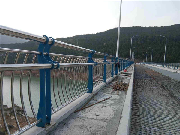 通辽不锈钢桥梁护栏的特点及其在桥梁安全中的重要作用