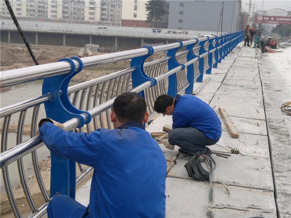 通辽不锈钢桥梁护栏除锈维护的重要性及其方法