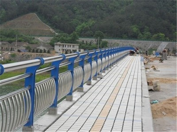 通辽不锈钢桥梁护栏的特性及其在现代建筑中的应用